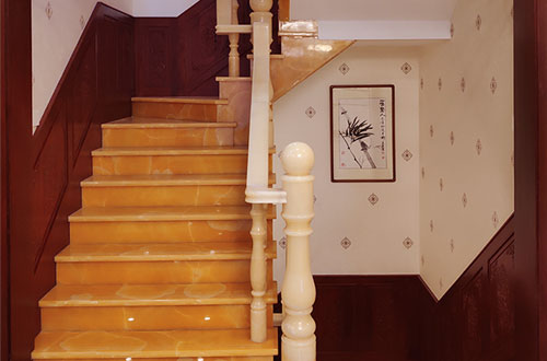 连城中式别墅室内汉白玉石楼梯的定制安装装饰效果
